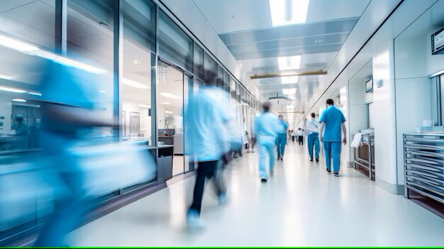 افزایش خشونت علیه کادر درمان/ دو عامل مهم شروع دعوا: کمبود تخت و تعداد بالای همراه بیمار/ بعد از ۲۴ ساعت کار، افراد نمیتوانند آرام و متین باشند