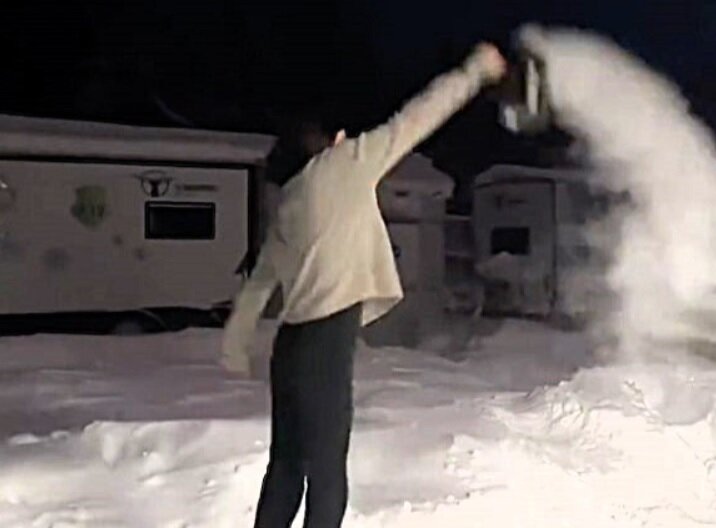 زن چینی با این شیرینکاری در سرمای منفی ۲۰ درجه سوخت/ عکس