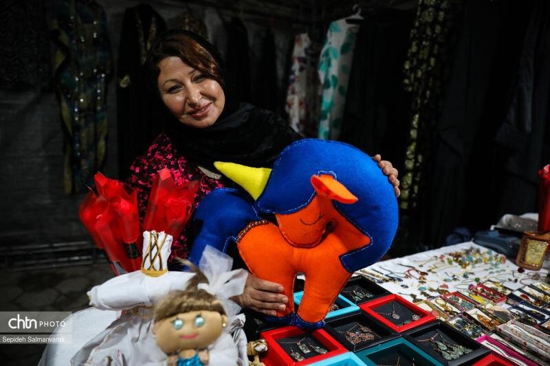 جشنواره بین استانی اقوام، صنایعدستی و سوغات به میزبانی اهواز در حال برگزاری است / اجرای حامد نیسی برای اهوازیها در پارک ساحلی