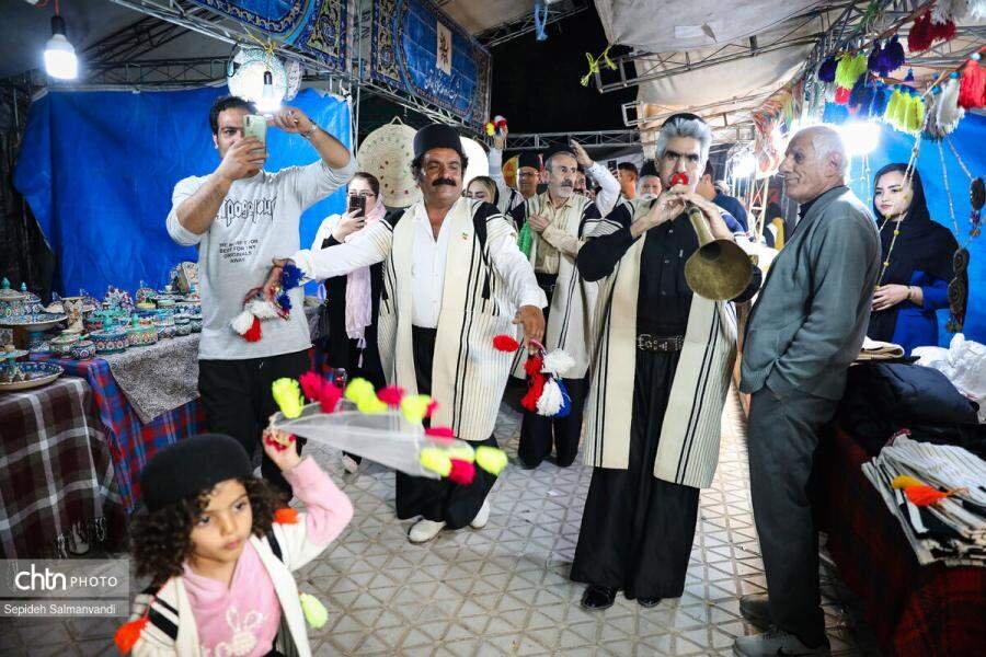 جشنواره بین استانی اقوام، صنایعدستی و سوغات به میزبانی اهواز در حال برگزاری است / اجرای حامد نیسی برای اهوازیها در پارک ساحلی