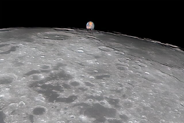 ماه، مریخ را بلعید / عکس