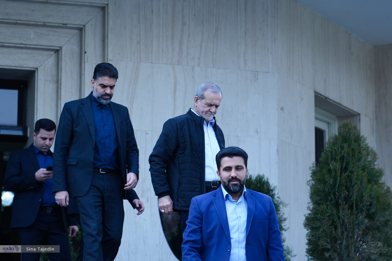 عبور ناگهانی رئیس جمهوری از کنار خبرنگاران/ تصاویری از ورود تا خروج پزشکیان؛ فریم به فریم در حیاط دولت