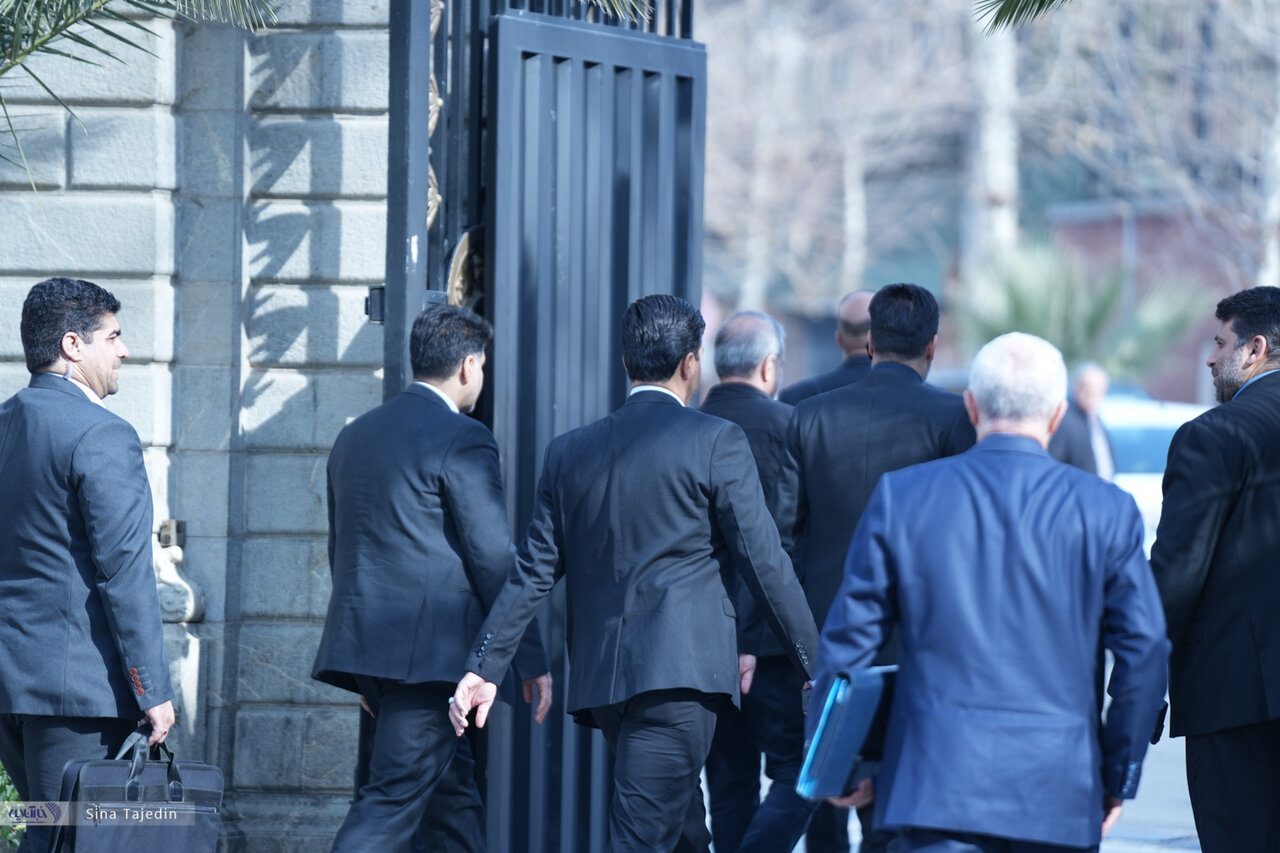 عبور ناگهانی رئیس جمهوری از کنار خبرنگاران/ تصاویری از ورود تا خروج پزشکیان؛ فریم به فریم در حیاط دولت