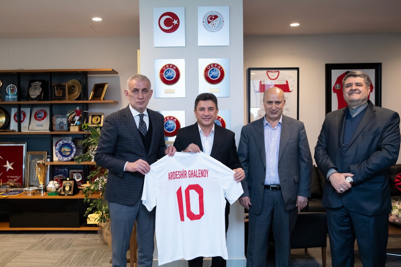 عکس | امضای تفاهمنامه فدراسیونهای ایران و ترکیه؛ هدیه ویژه به امیر قلعهنویی 2