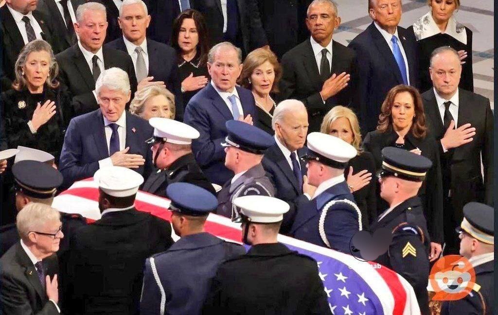 عکس | حرکت جنجالی دونالد ترامپ در کنار تابوت جیمی کارتر!