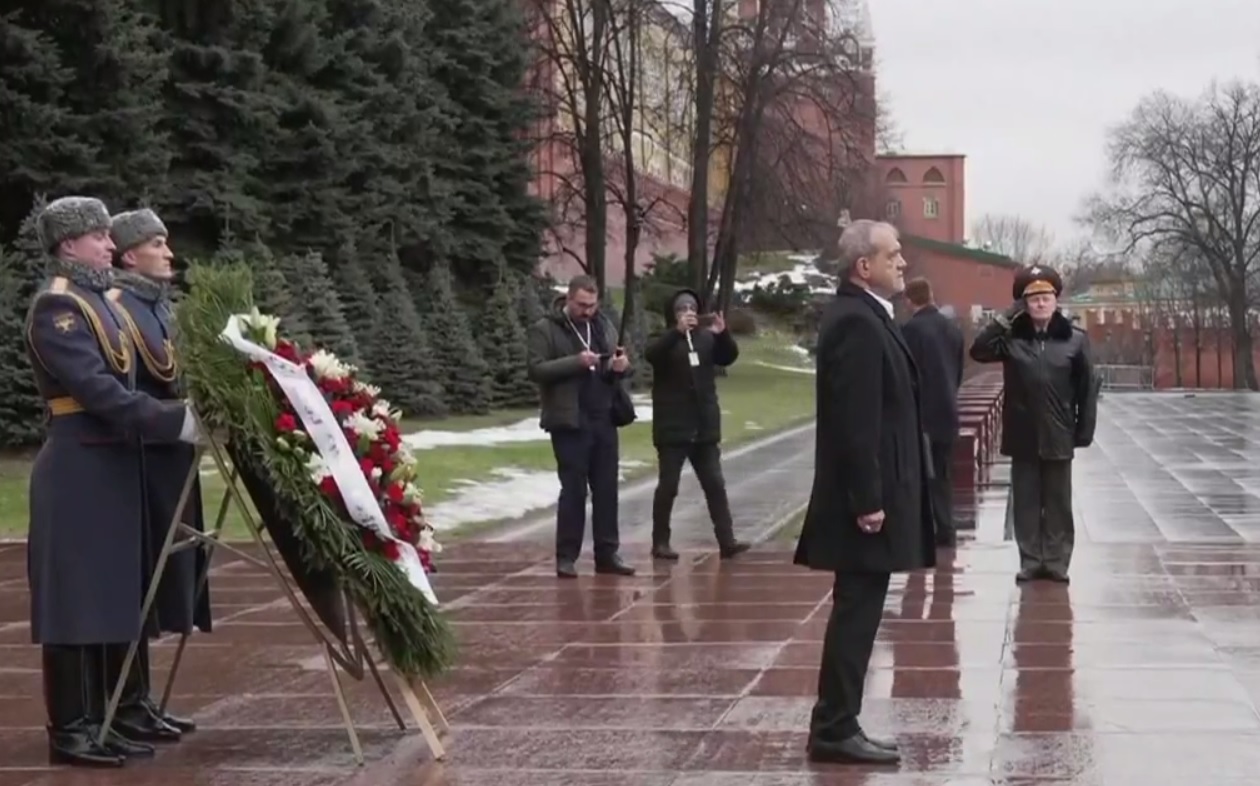 تصاویری از ادای احترام پزشکیان به بنای یادبود سرباز گمنام در مسکو