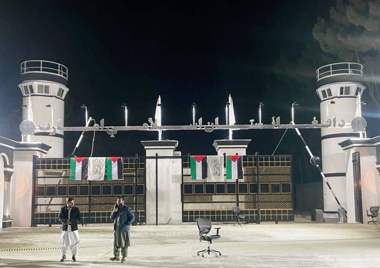 عکس | پرچم طالبان و فلسطین در ورودی سفارت سابق آمریکا در کابل