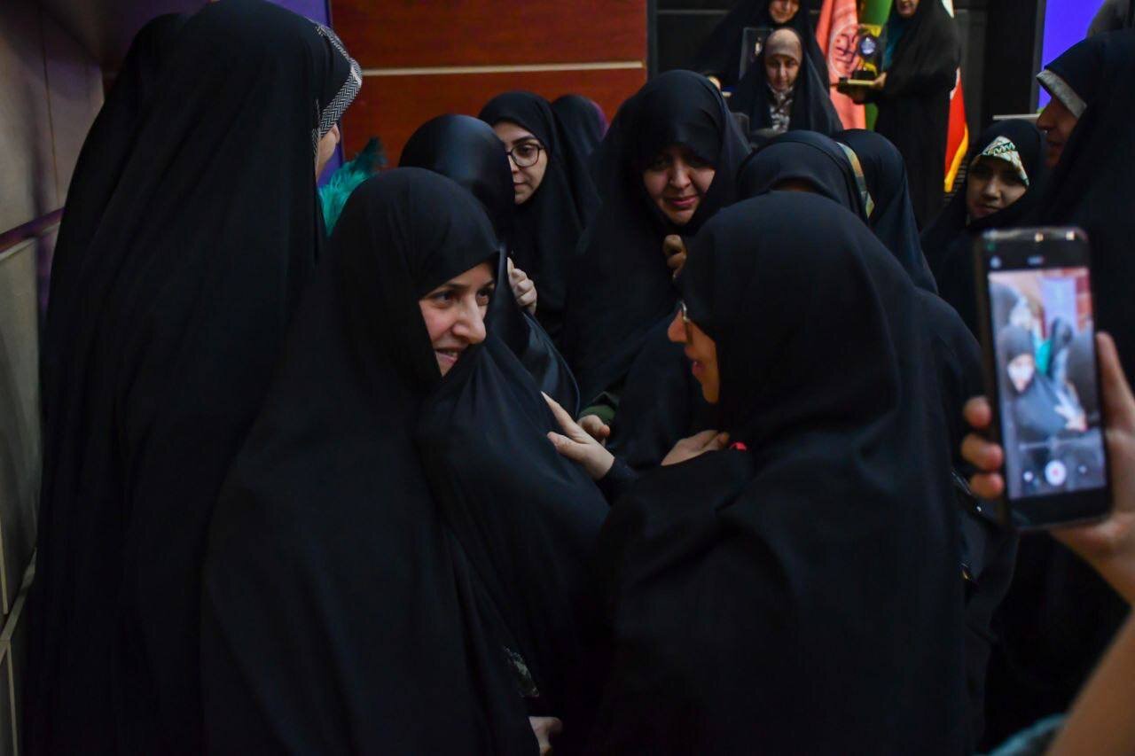 تفاوت ابراهیم رئیسی با دیگر دولتمردان از زبان همسرش جمیله علم الهدی / به دلیل پیچیدگی عصر کنونی، کار تبیین بسیار سخت تر شده است 4