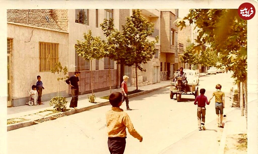 عکس | توپبازی بچههای ایرانی و آمریکایی در محله پاسداران در سال ۵۱ عکس | توپبازی بچههای ایرانی و آمریکایی در محله پاسداران در سال ۵۱