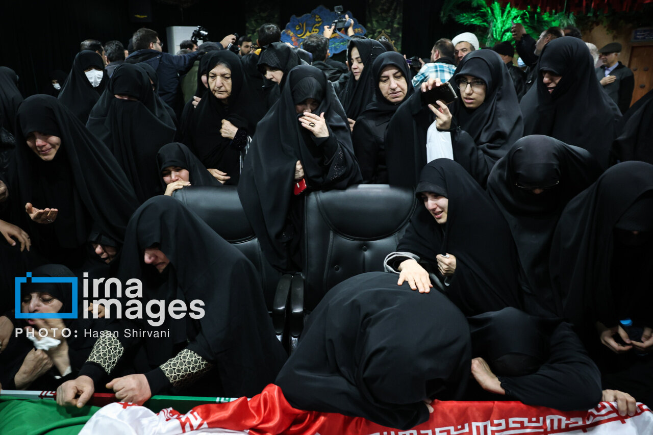 تصاویری از مراسم وداع با پیکرهای دو قاضی عالیرتبه دیوان عالی/ خانوادههای رازینی و مقیسه به معراج شهدا رفتند