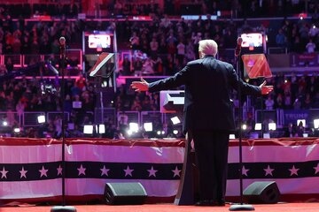 تصویری از رقص ترامپ در گردهمایی شب تحلیف/وعدههای سخت رئیسجمهور آمریکا به جهان؛ تا زمانی که خورشید فردا غروب کند... تصویری از رقص ترامپ در گردهمایی شب تحلیف/وعدههای سخت رئیسجمهور آمریکا به جهان؛ تا زمانی که خورشید فردا غروب کند...