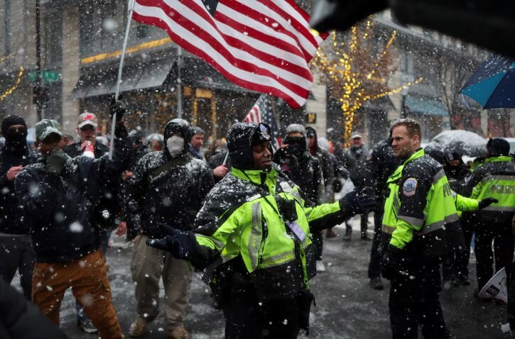 تصویری از رقص ترامپ در گردهمایی شب تحلیف/وعدههای سخت رئیسجمهور آمریکا به جهان؛ تا زمانی که خورشید فردا غروب کند...