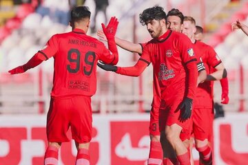تراکتور در خانه مس را گلباران کرد؛ برد جنونآمیز سپاهان در یزد!