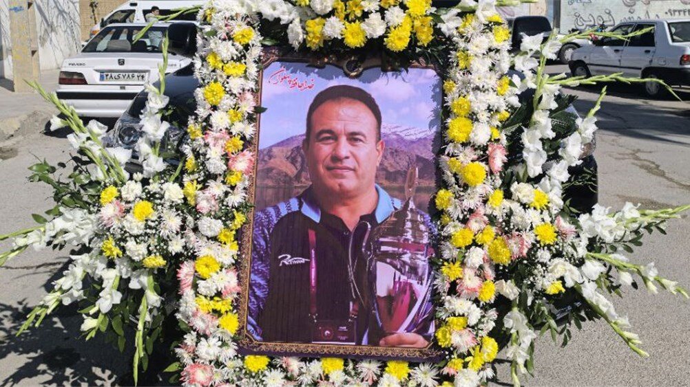 عکس | اشکهای تلخ محمد بنا در مراسم تشییع و خاکسپاری رفیق صمیمی / خداحافظی ابدی با آقای سازنده 2