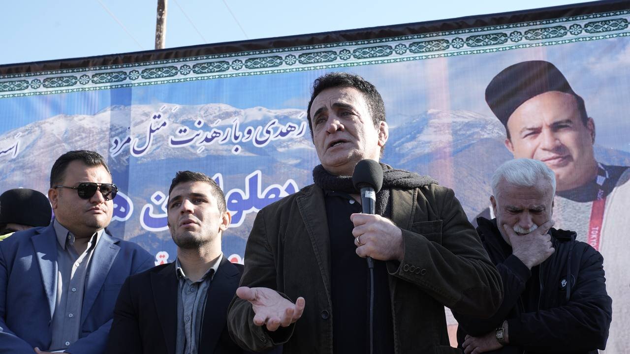 عکس | اشکهای تلخ محمد بنا در مراسم تشییع و خاکسپاری رفیق صمیمی / خداحافظی ابدی با آقای سازنده 5