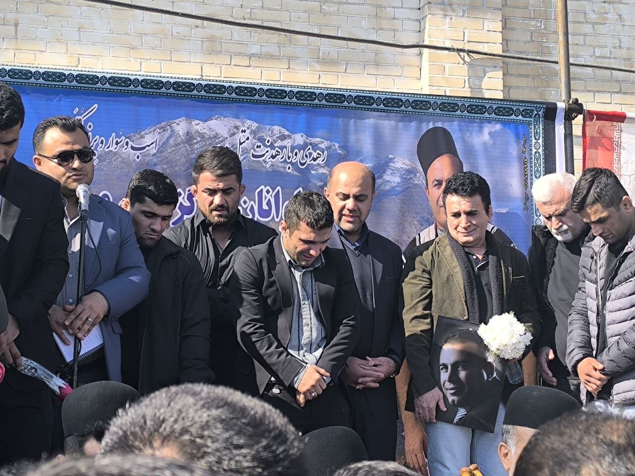 عکس | اشکهای تلخ محمد بنا در مراسم تشییع و خاکسپاری رفیق صمیمی / خداحافظی ابدی با آقای سازنده 4