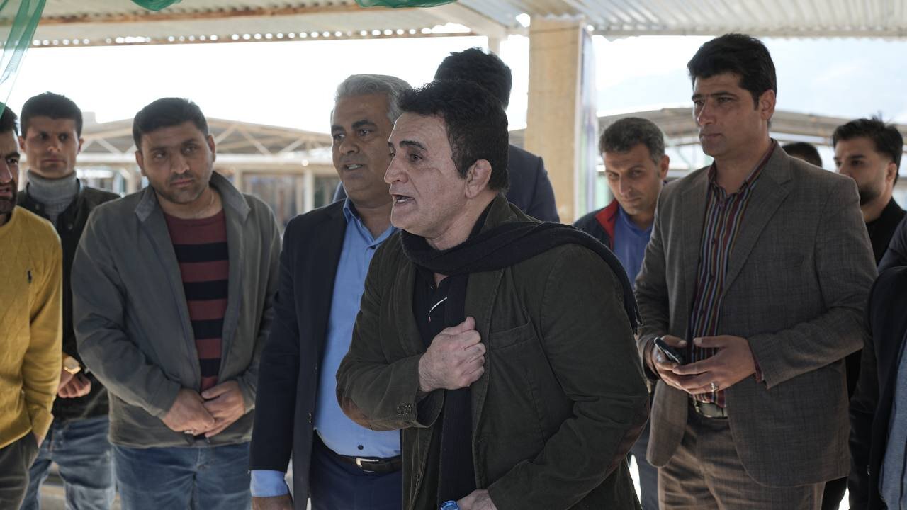 عکس | اشکهای تلخ محمد بنا در مراسم تشییع و خاکسپاری رفیق صمیمی / خداحافظی ابدی با آقای سازنده 3