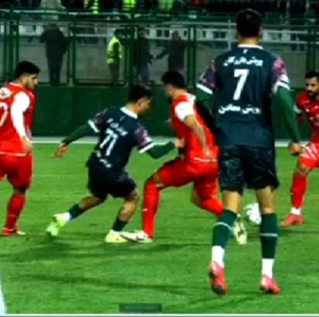 عکس | صحنه جنجالی ذوبآهن - پرسپولیس؛ پنالتی بود؟