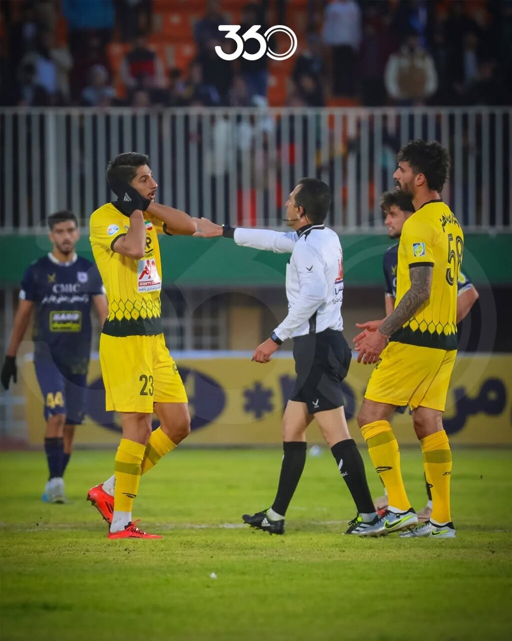 عکس | درگیری در یزد برای یک شب بهخیر؛ شادی ستاره NBA فوتبال ایران را بههم ریخت!