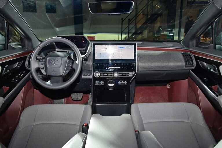 اولین شاسی بلند برقی تویوتا در ایران / عکس