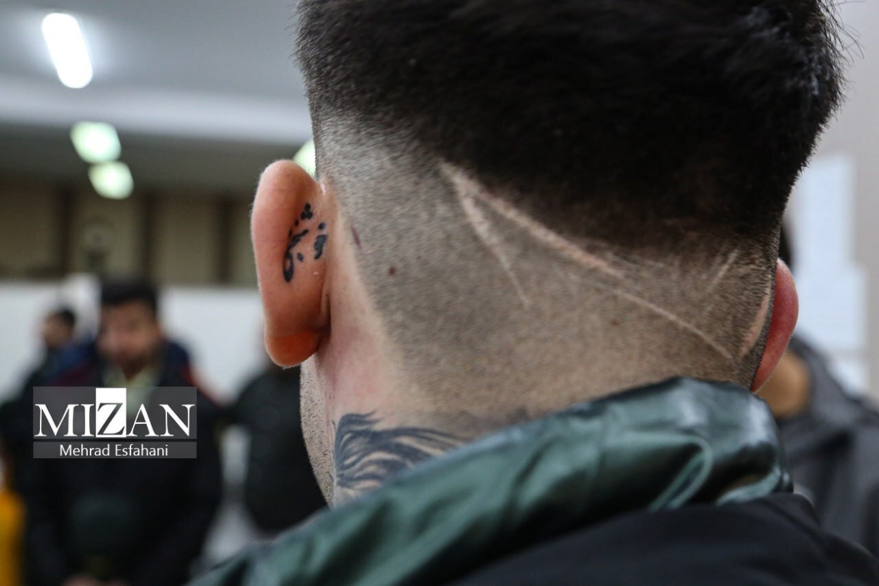 عکس | خالکوبی جالب پشت گوش یک سارق در تهران؛ خلافکاری که هیچوقت پشت گوشش را ندید!