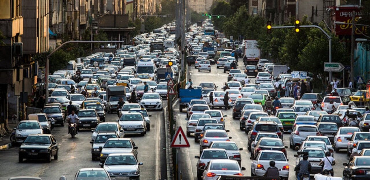 چرا ترافیک تهران از خیابانها به کوچهها رسیده است؟/ «پایتخت به یک پارکینگ بزرگ تبدیل شده»/ نقش اپلیکیشنهای مسیریاب در شلوغی معابر شهر