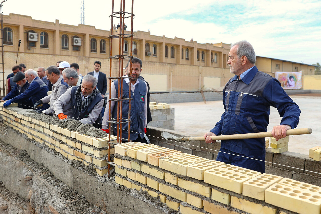 تصاویری از پزشکیان در لباس کارگری و ساخت یک مدرسه در اهواز/ رئیس جمهوری همراهانش را برای آجرچینی به خط کرد