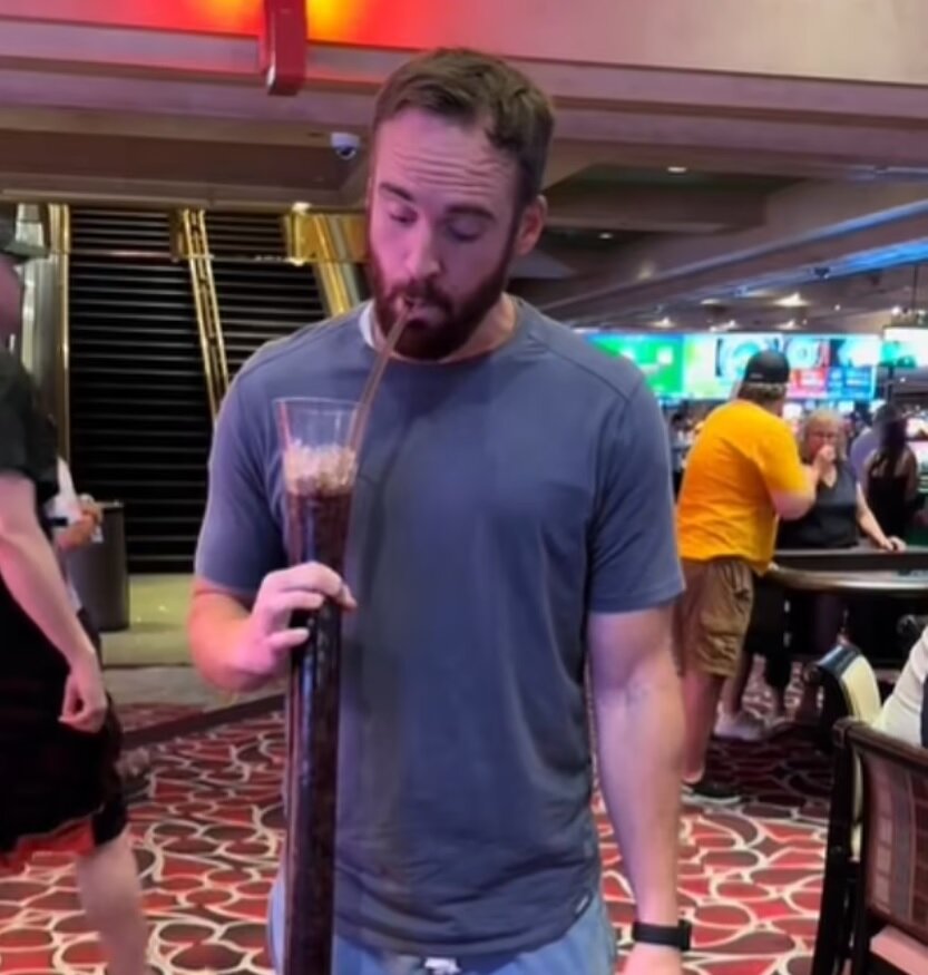 اعتیاد عجیب به نوشابههای گازدار/ این مرد روزی ۱۸ لیتر نوشابه گازدار میخورد