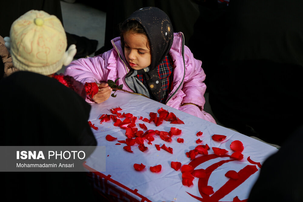تصاویری از بازگشت پیکر ۴۱ شهید تازه تفحص شده از خاک عراق/ خانوادههای شهدا به استقبال رفتند