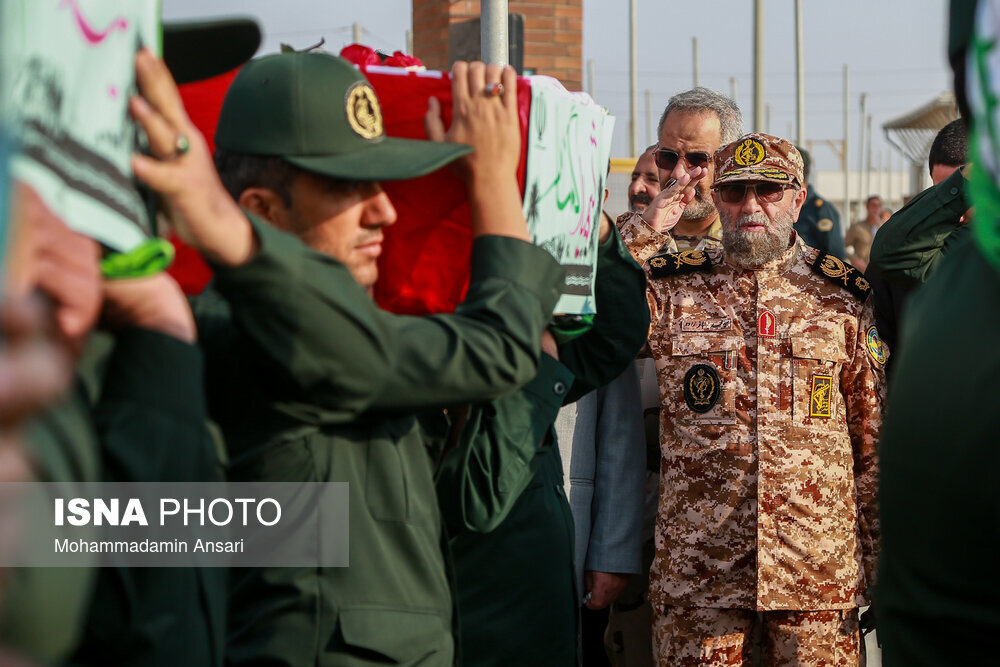 تصاویری از بازگشت پیکر ۴۱ شهید تازه تفحص شده از خاک عراق/ خانوادههای شهدا به استقبال رفتند