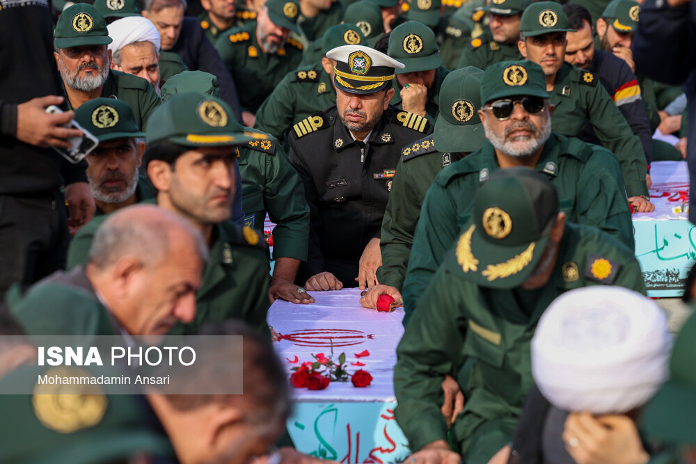 تصاویری از بازگشت پیکر ۴۱ شهید تازه تفحص شده از خاک عراق/ خانوادههای شهدا به استقبال رفتند