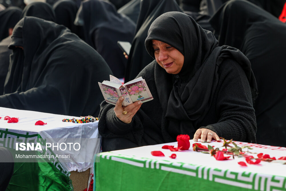 تصاویری از بازگشت پیکر ۴۱ شهید تازه تفحص شده از خاک عراق/ خانواده‌های شهدا به استقبال رفتند