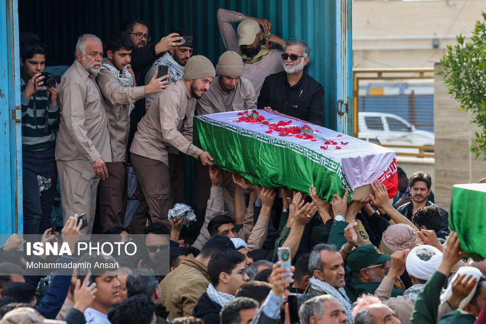 تصاویری از بازگشت پیکر ۴۱ شهید تازه تفحص شده از خاک عراق/ خانوادههای شهدا به استقبال رفتند