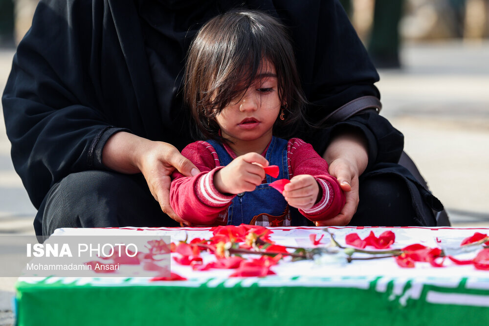تصاویری از بازگشت پیکر ۴۱ شهید تازه تفحص شده از خاک عراق/ خانوادههای شهدا به استقبال رفتند
