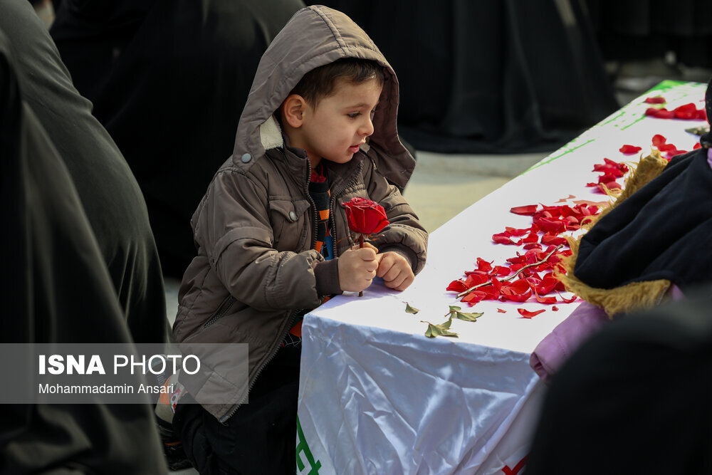 تصاویری از بازگشت پیکر ۴۱ شهید تازه تفحص شده از خاک عراق/ خانوادههای شهدا به استقبال رفتند