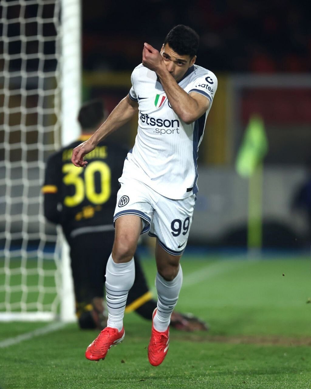 خبر : عکس | جشن ویژه طارمی برای پایان یک طلسم بزرگ 1 عکس | جشن ویژه طارمی برای پایان یک طلسم بزرگ