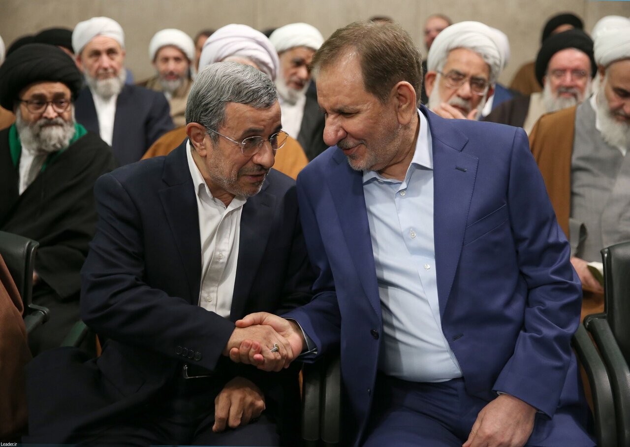 تصویری از خوش و بش احمدینژاد با معاون اول روحانی در بیت رهبری