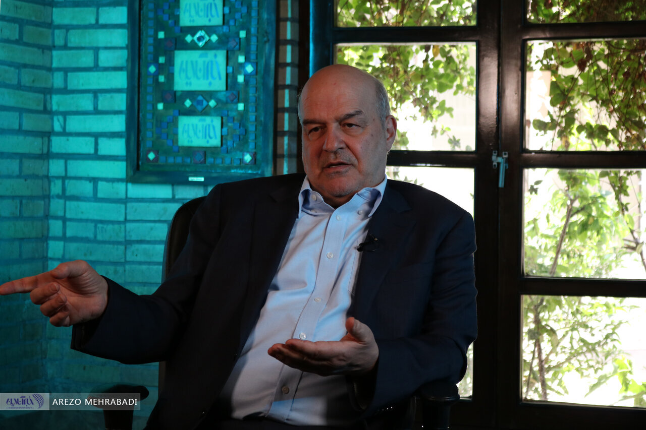 کلانتری:«انگار اجازه نمیدهند آب به دریاچه ارومیه برسد»