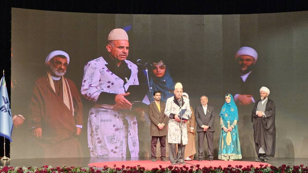 اهدای جایزه یک میلیاردی به معلم برگزیده سال