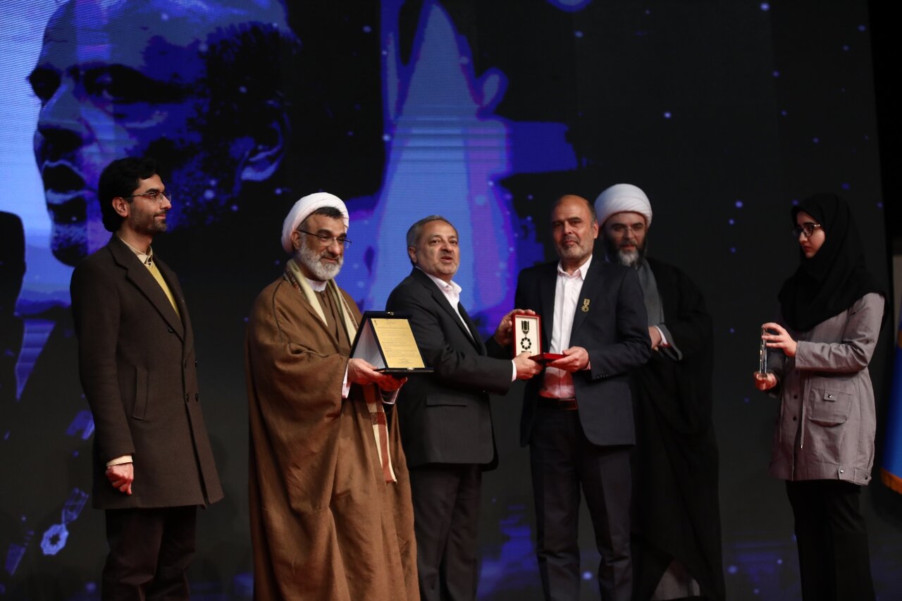 اهدای جایزه یک میلیاردی به معلم برگزیده سال