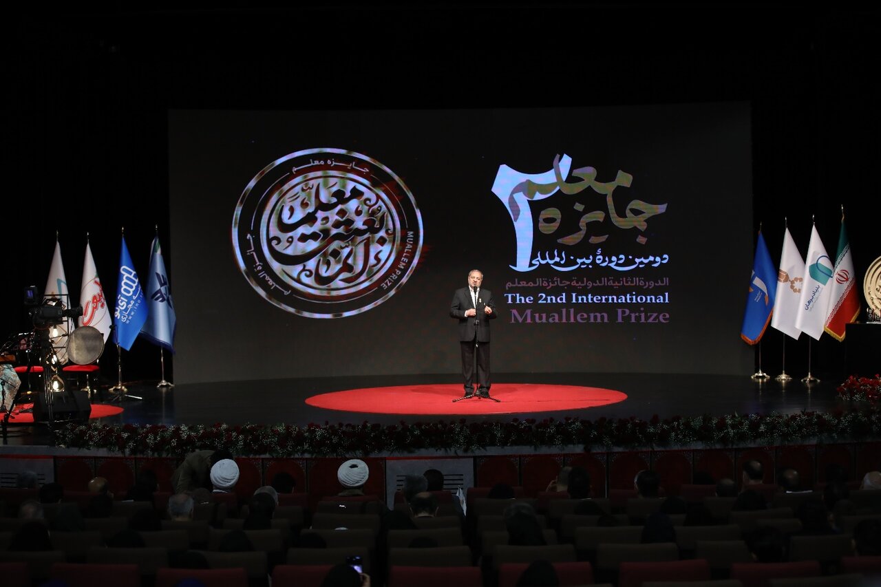 اهدای جایزه یک میلیاردی به معلم برگزیده سال