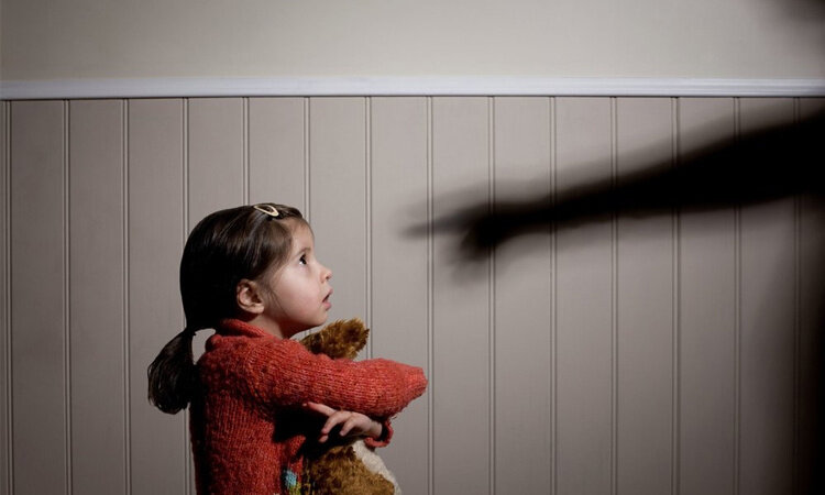 مجازات تعیینشده برای آزار جنسی کودکان بازدارندگی لازم را ندارند/ آزار کودکان حبس دارد؟/کوتاهی بهزیستی در شناسایی کودکان آسیبدیده