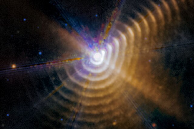 حلقههای عجیب در اطراف یک ستاره درخشان