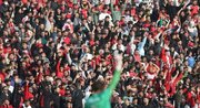 ببینید | مداوای هوادار پرسپولیس بعد از تشنج وسط مسابقه