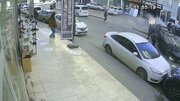 ببینید | لحظه چپ کردن وحشتناک خودروی سواری پس از تصادف با خودروی پارک شده!
