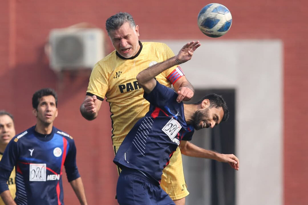 عکس | فریم به فریم با دوئل علی دایی با فردوسیپور در زمین فوتبال