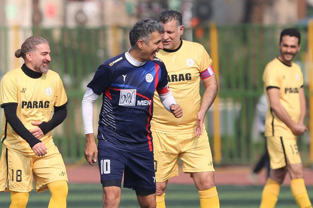 عکس | فریم به فریم با دوئل علی دایی با فردوسیپور در زمین فوتبال