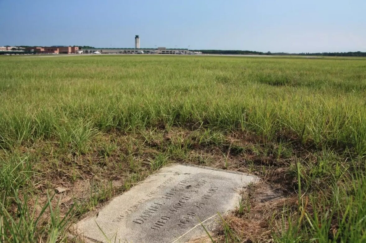 دو قبر در باند فرود یک فرودگاه/ ماجرا چیست؟ 2 ماجرای جالب وجود دو قبر در باند فرود یک فرودگاه/ عکس