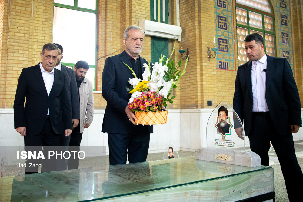 عکسی از پزشکیان و دولتمردان بر سر مزار همسر امام خمینی/ پزشکیان با دسته گل به مزار شهید بهشتی رفت