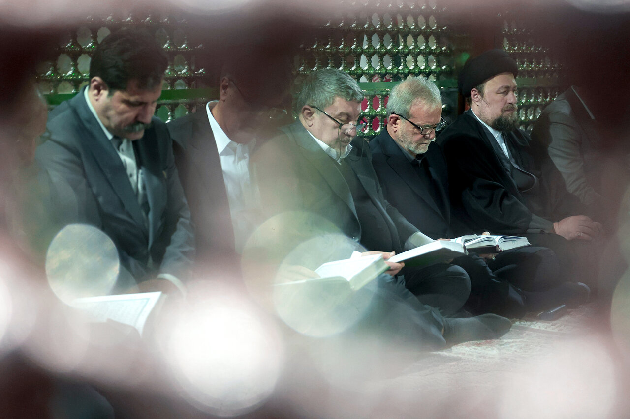 تصاویری از قرآن خواندن پزشکیان و دولتمردانش بر سر مزار امام راحل